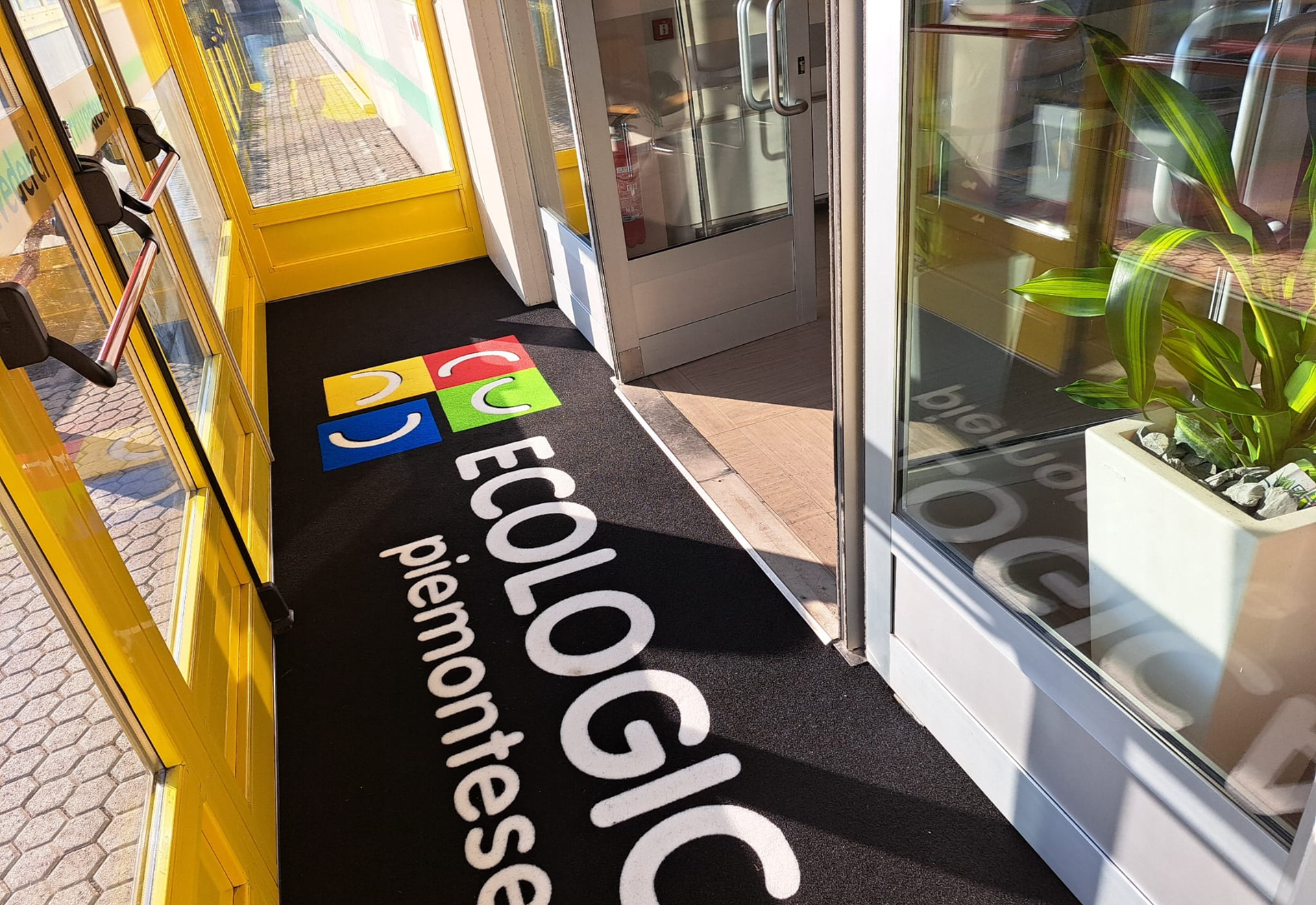 Esempio di zerbino su misura per negozi con logo intarsiato