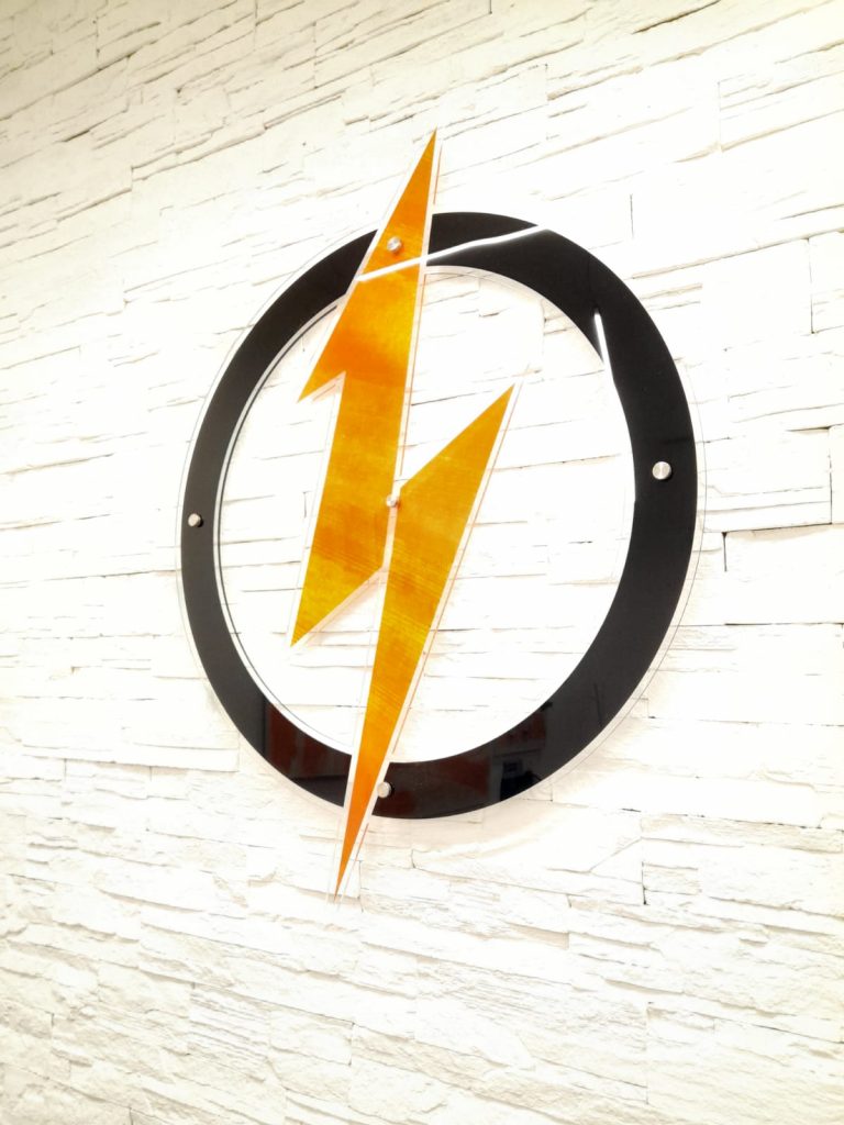 Loghi in plexiglass specchiato