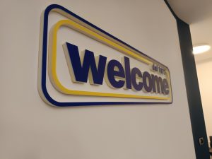 Loghi in plexiglass specchiato