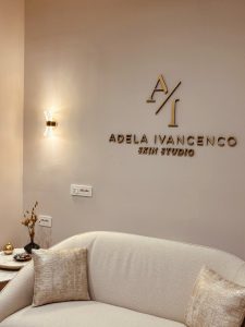 Loghi in plexiglass specchiato