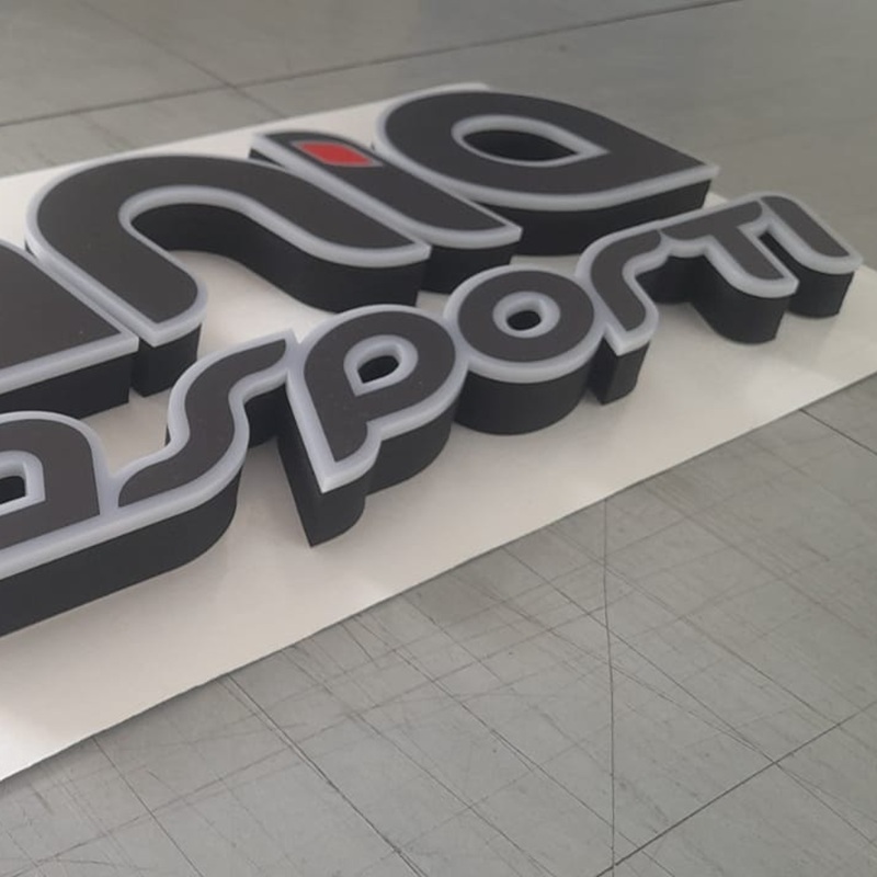 Insegne con scritte in rilievo 3D e loghi sagomati